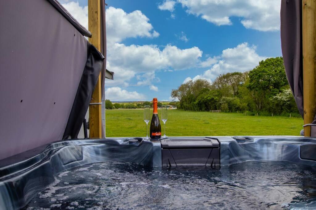 Choller Lake Lodges - Primrose Cabin With Private Hot Tub Arundel Ngoại thất bức ảnh