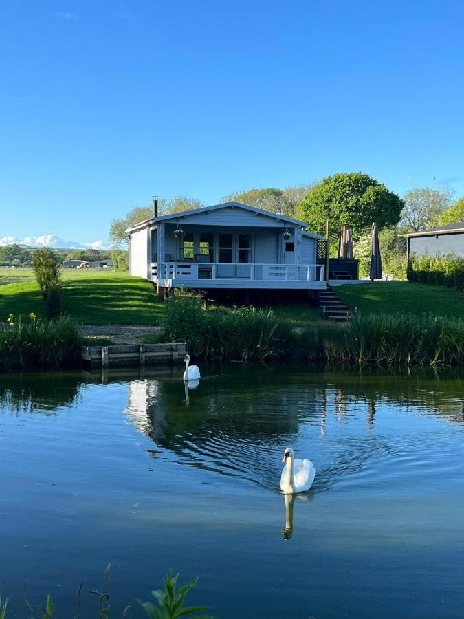Choller Lake Lodges - Primrose Cabin With Private Hot Tub Arundel Ngoại thất bức ảnh